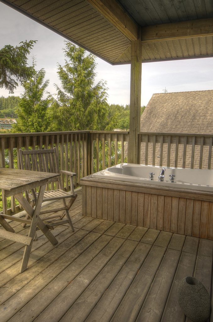 Image of jetted outdoor tub of deluxe suite at Water's Edge